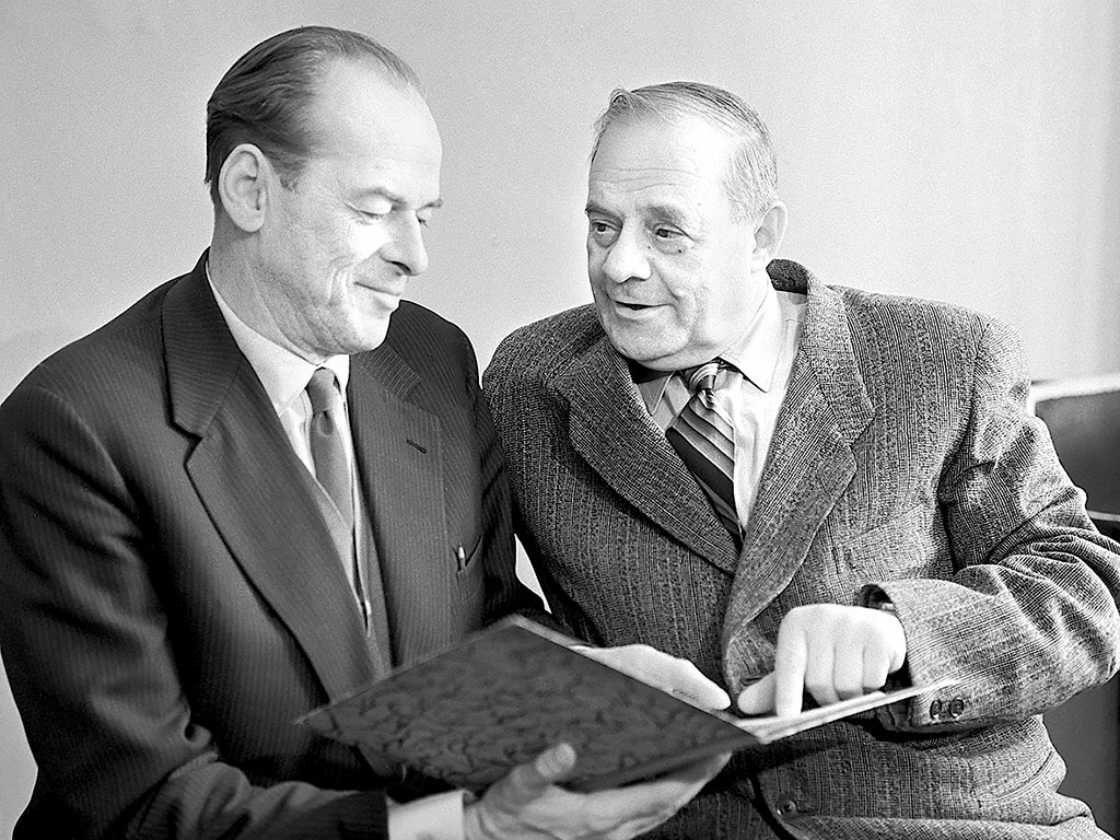 Ленинград, 1961 год. Спектакль «Всё остаётся людям» на сцене Академического театра драмы им. А.С. Пушкина. Народные артисты СССР Николай Черкасов (слева) и Леонид Вивьен