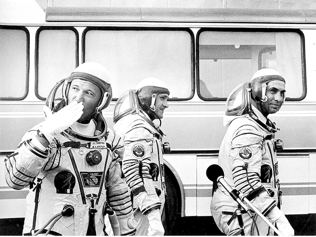 Снимок Валентина Кузьмина: 1982 год, на позицию отправляется советско-французский экипаж – Владимир Джанибеков, Александр Иванченков и Жан-Лу Кретьен