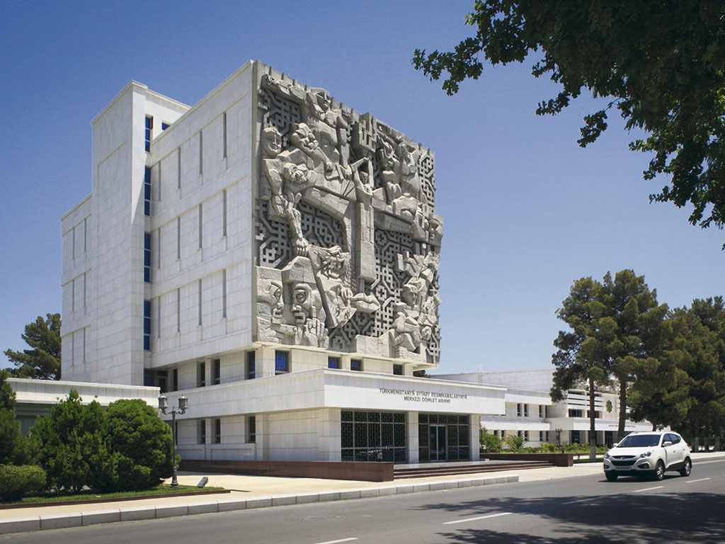 Фрагмент фотографии Вячеслава Саркисяна. Барельеф «Маска» работы Эрнста Неизвестного на здании бывшего архива ЦК компартии Туркменистана