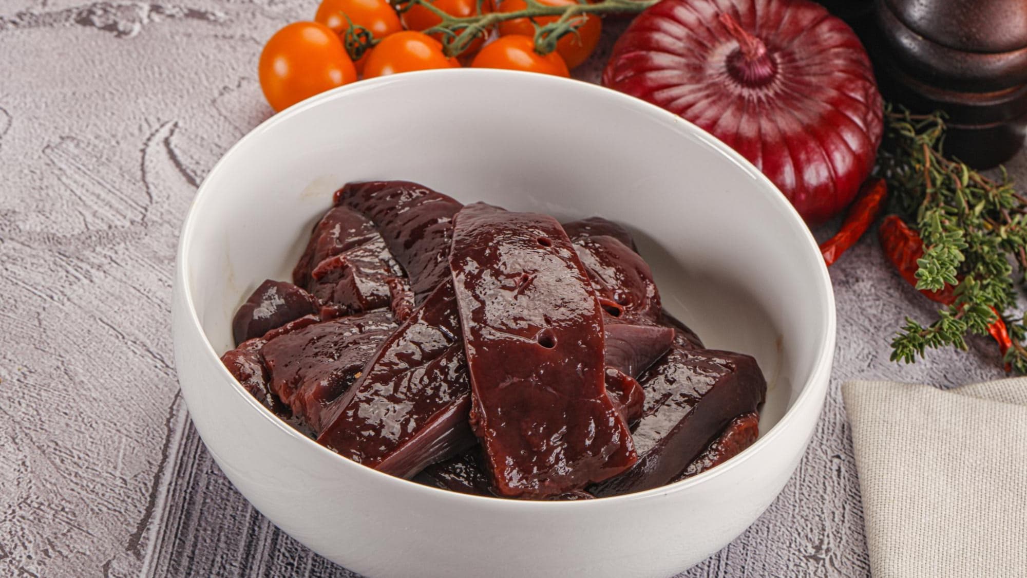 Ломтики сырой говяжьей печени для приготовления