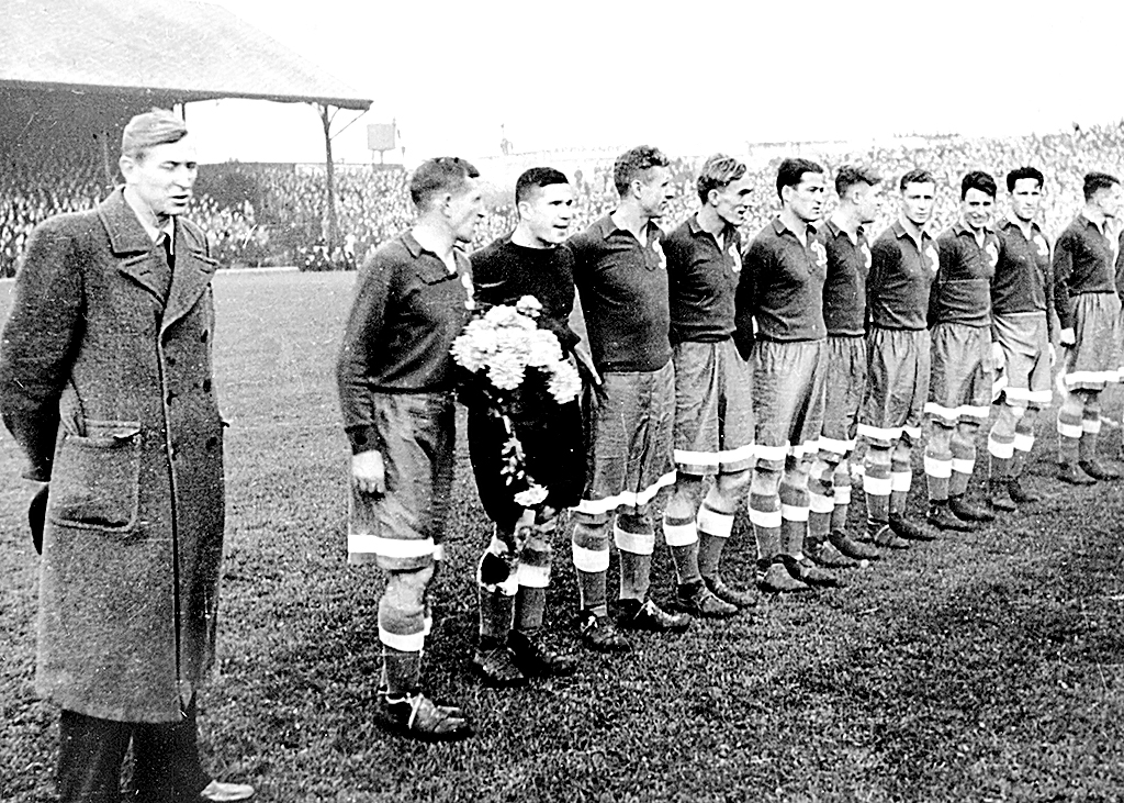 Михаил Якушин (слева на фото) и его команда перед началом игры с «Челси», 13 ноября 1945 года / РИА НОВОСТИ