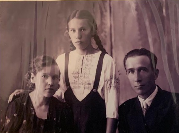 Адель Ивановна с родителями