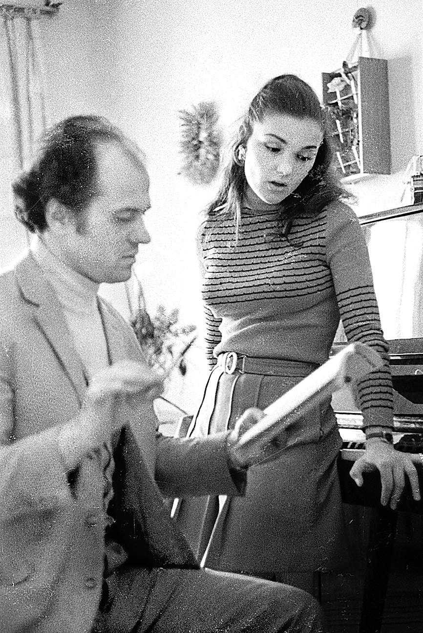 Евгений Дога знакомит певицу Надежду Чепрагу с новой песней, 1979 год / И. Кибзий / РИА НОВОСТИ