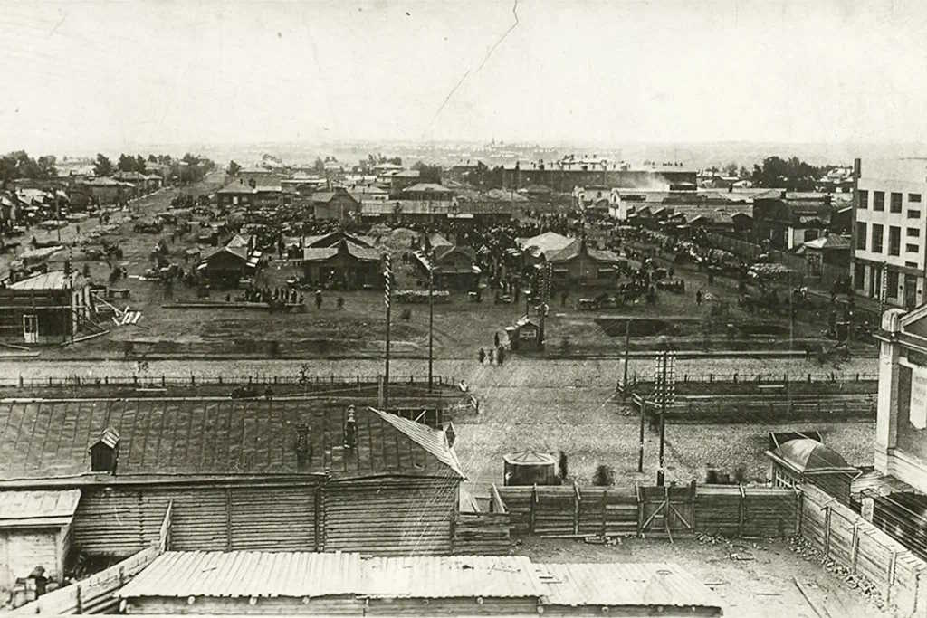 1920-е годы. Базарная площадь Новониколаевска. Базар отрыли на засыпанном болоте и озере