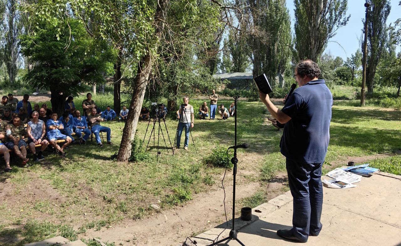 Максим Замшев выступает перед бойцами в госпитале