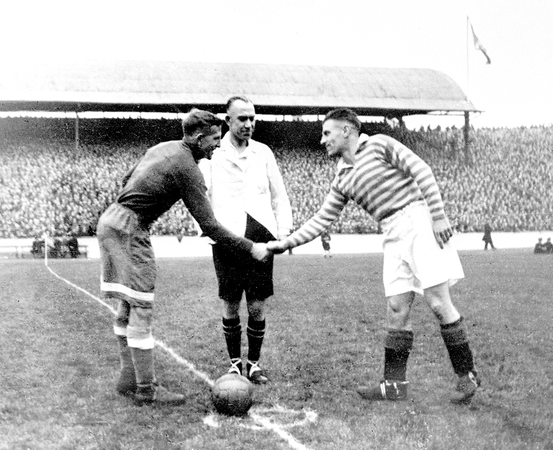 Капитаны команд «Динамо» (Михаил Семичастный) и «Рейнджерс» (Джок Шоу) приветствуют друг друга перед стартовым свистком / РИА НОВОСТИ