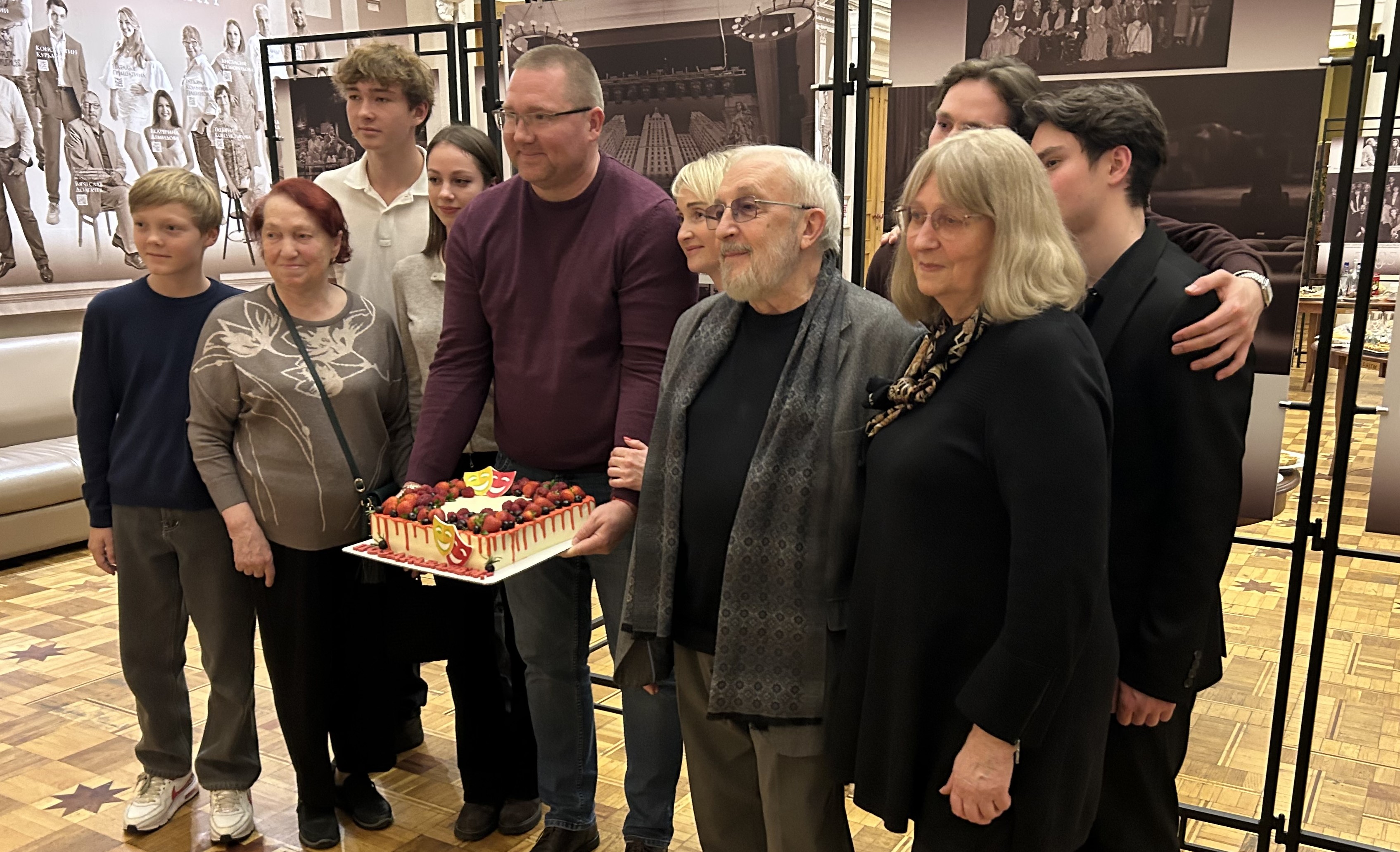 Юбиляр с родственниками и тортом.