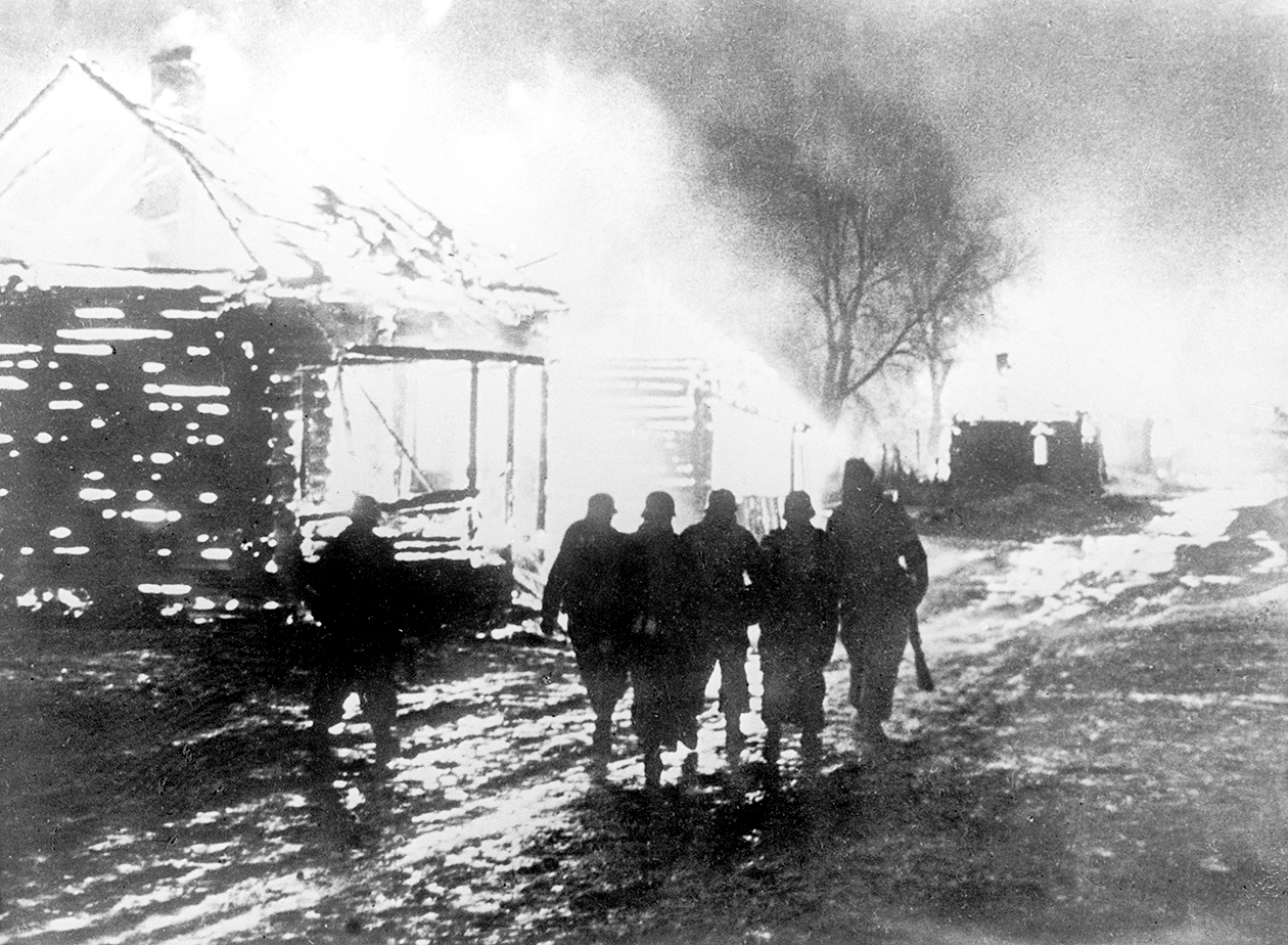 Июль 1941 года, Белоруссия, Витебская область. Солдаты СС в горящей деревне, где они сожгли все дома / РИА НОВОСТИ