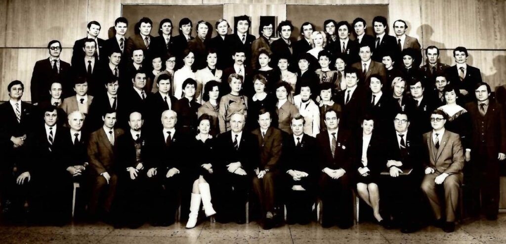 Сотрудники аппарата Новосибирского обкома ВЛКСМ с руководителями области. Сергей Докучаев — в четвертом ряду (пятый справа)