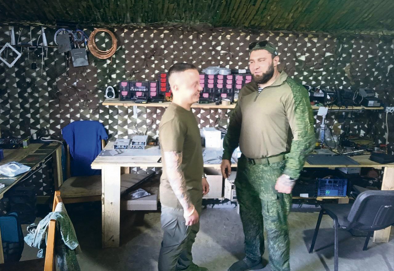 Лейтенант и Бык в лаборатории