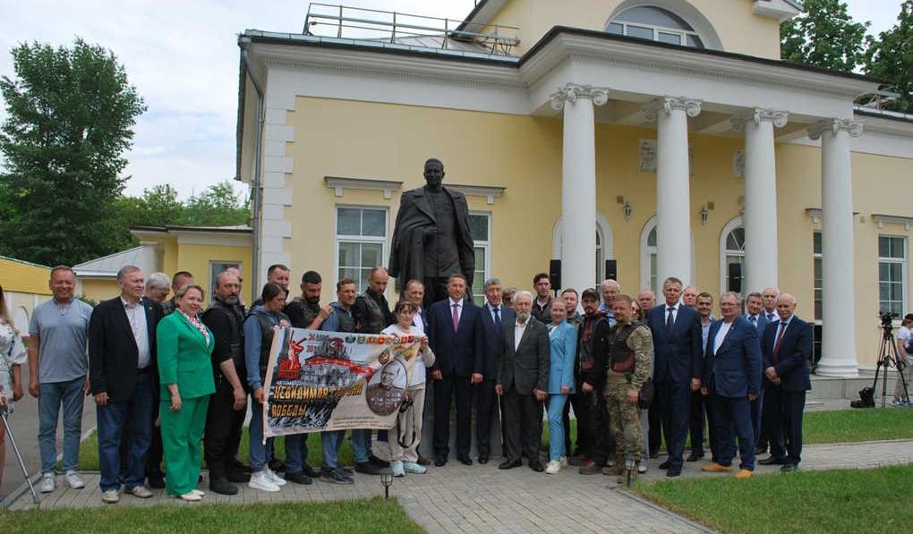 Участники мотопробега и митинга на Остоженке у памятника П.Фитину