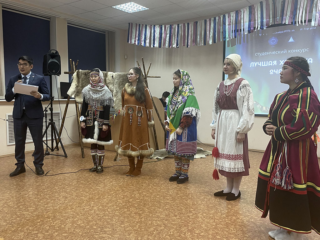 Итоговый пртокол зачитывает председатель жюри конкурса Евгений Петров (Республика Саха (Якутия)