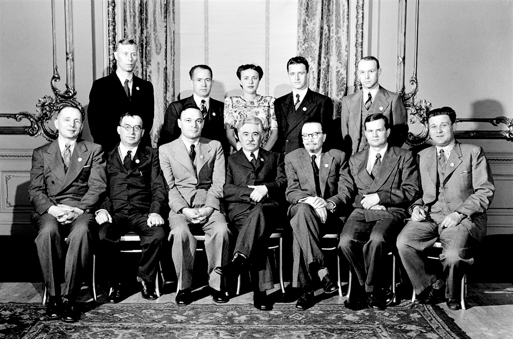 Слева от А.В. Палладина в первом ряду – глава делегации, зам. председателя Совета министров УССР Дмитрий Мануильский и другой зам. главы правительства Украины Иван Сенин