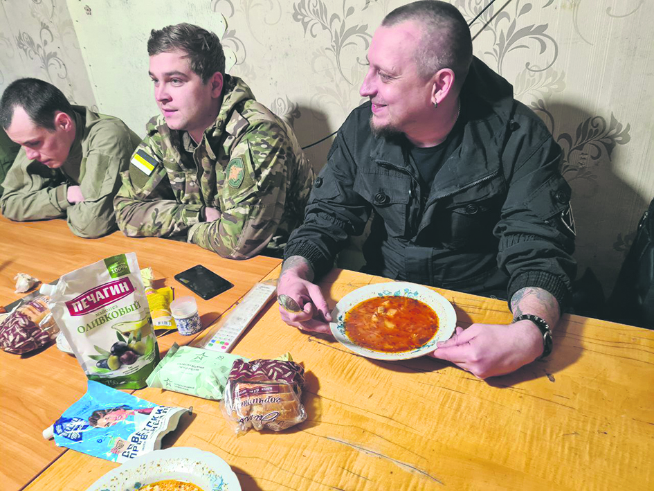 Варяг тоже думает, что армейский борщ – это круто. Особенно под разговоры с бойцами.