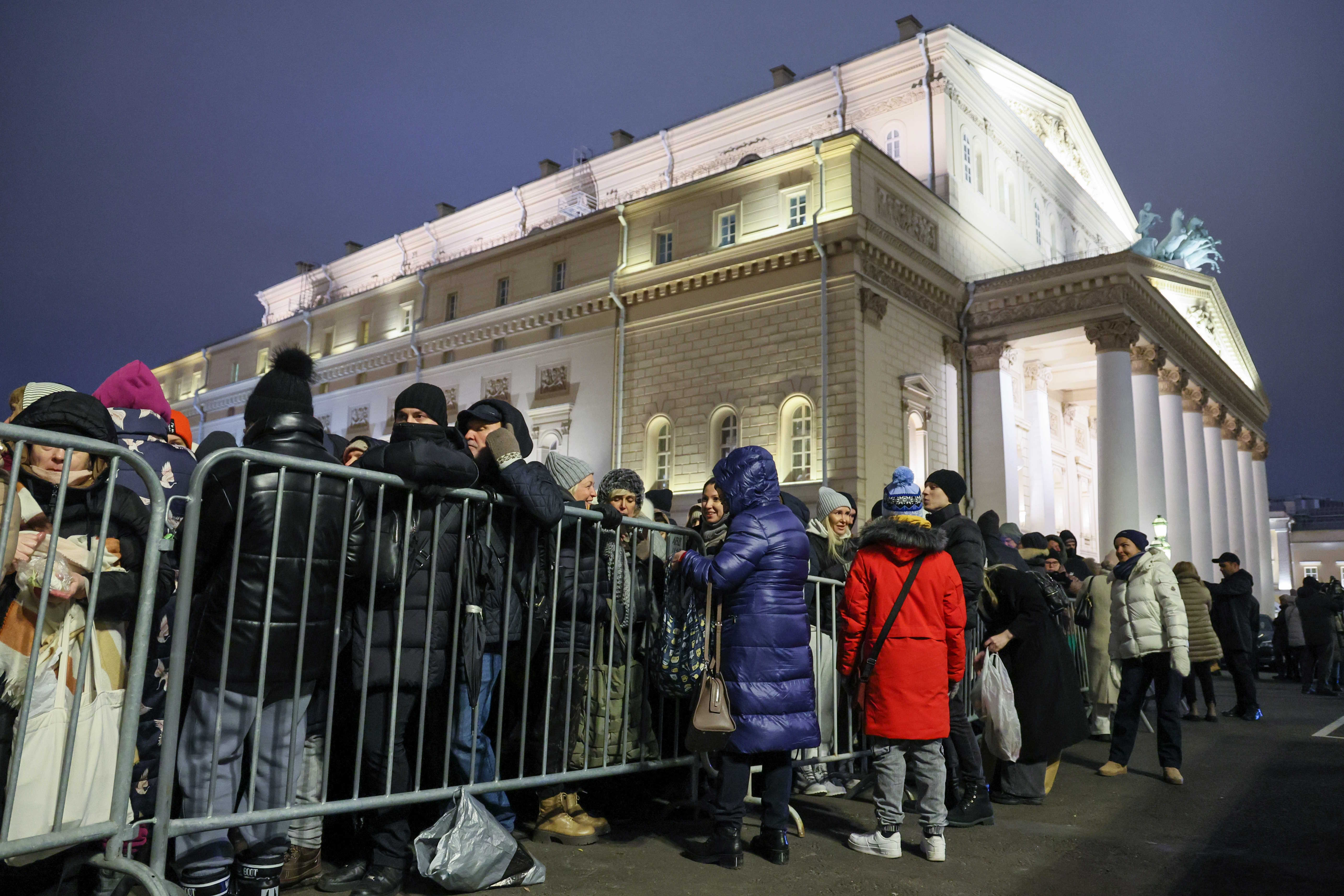 Привычный декабрьский билетный ажиотаж на Театральной площади в прошлом? / Сергей Савостьянов / ИТАР-ТАСС