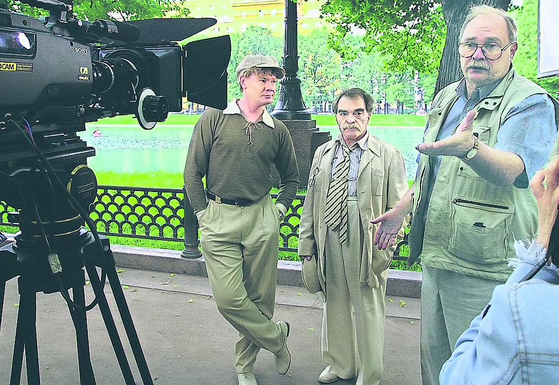 Режиссёр Владимир Бортко (справа на фото), Владислав Галкин в роли Ивана Бездомного, Александр Адабашьян в роли Берлиоза (слева направо) на съёмках фильма «Мастер и Маргарита» Фото: Эмиль Матвеев / ИТАР-ТАСС