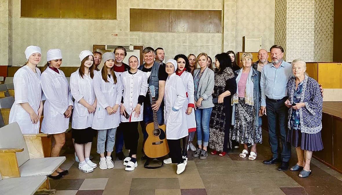Фото на память. С медиками в Луганской городской многопрофильной больнице