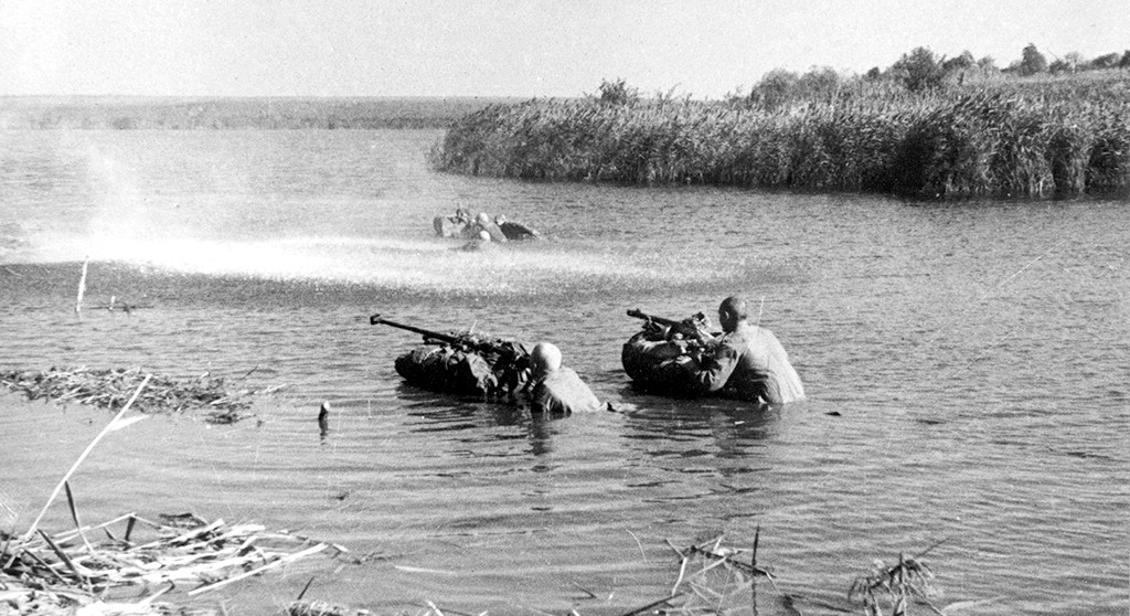 Бойцы Красной армии прикрывают переправу через Днепр, 1943 год / Анатолий Архипов / ИТАР-ТАСС