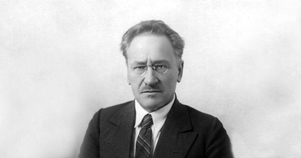 Андрей Дмитриевич Крячков. В 1924—1928 годах работал в строительной комиссии Сибревкома, в 1930—1936 годах — в Сибкрайисполкоме, совмещая эту работу с преподавательской деятельностью в Томском технологическом институте, а затем в Сибирском строительном институте в Новосибирске. В 1926 году — делегат Всесоюзного съезда по гражданскому и инженерному строительству. С 1934 года — руководитель Новосибирского отделения Союза архитекторов СССР. В 1937 году проекты Крячкова (Дома Советов в Иркутске и Красноярске, Стоквартирный дом в Новосибирске) были представлены на Всемирной выставке в Париже и удостоены Гран-при и Золотой медали.
