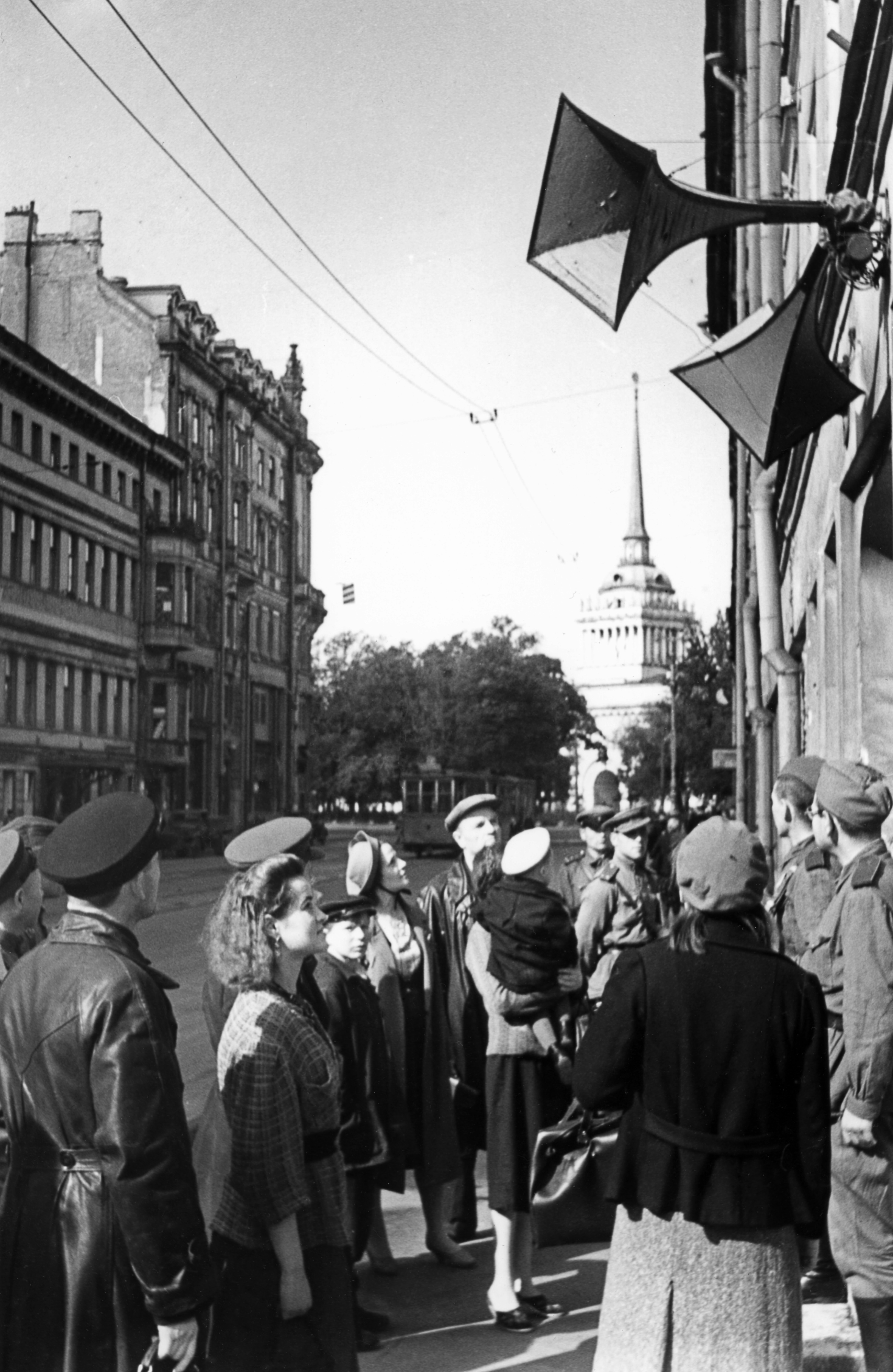 Ноябрь 1944 года. Радиовещание оставалось верным другом и после снятия блокады / Георгий Коновалов / ИТАР-ТАСС