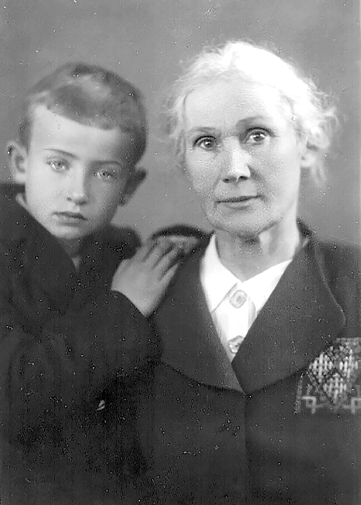 Тарас Фисанович с бабушкой. Ленинград, 1949 г.