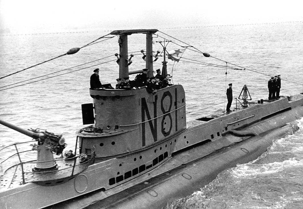 Подводная лодка И.И. Фисановича в порту Розайт (Эдинбург) готовится к последнему походу, 1944 г.