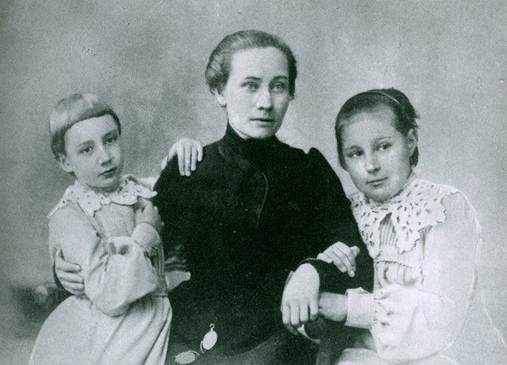Марина и Анастасия Цветаевы с матерью