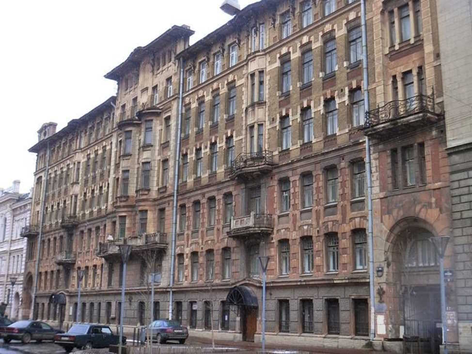 Санкт-Петербургский кино-видеотехнический колледж на улице Правды (Кабинетской), дом 20, где по 1918 год располагалась частная гимназия Стоюниной.