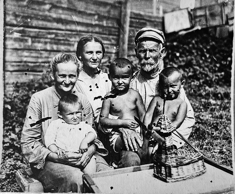 Семья Яковлевых, в центре – автор воспоминаний, Альберт. 1935 г.