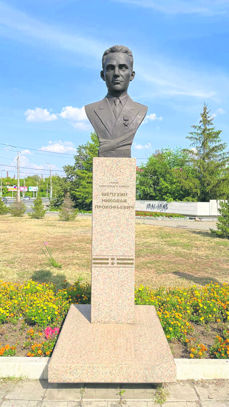Памятный бюст Николаю Шелухину в сквере Славы города Орска