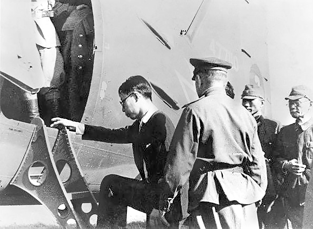 Август 1945 года. Военнопленный Пу И и японские генералы поднимаются на борт советского самолёта в сопровождении чекистов