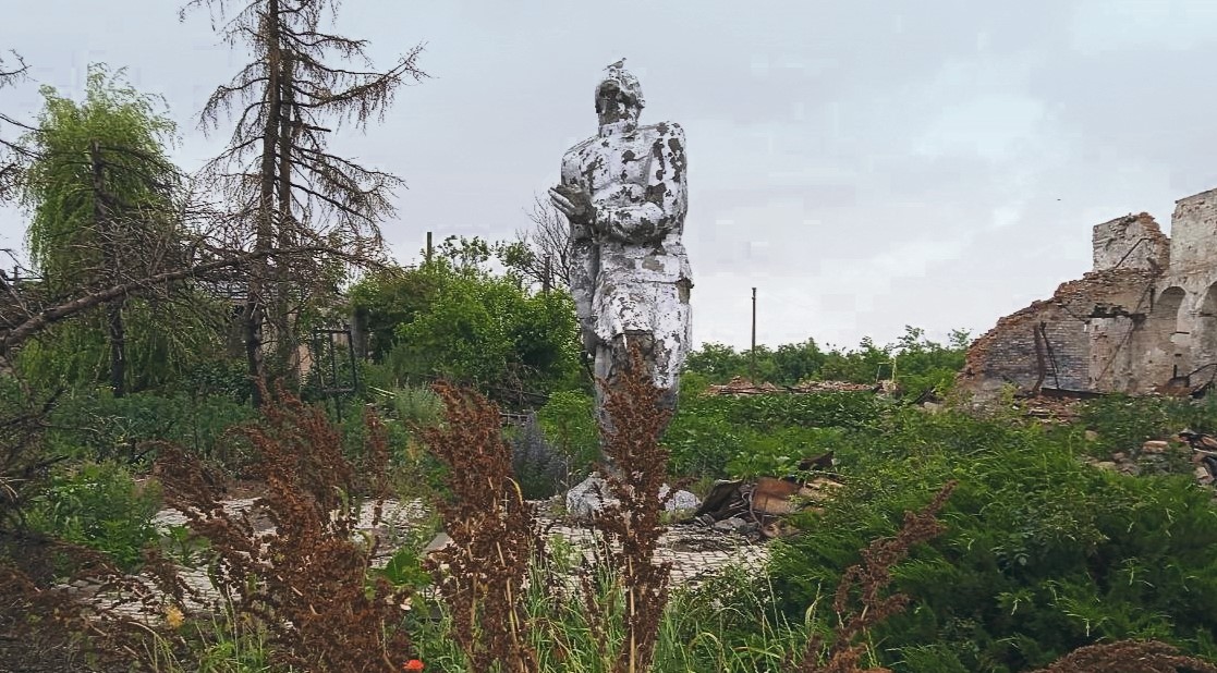 Памятник, разрушенный ударами украинских дронов
