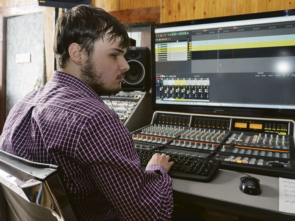 Переводит ноты на язык Брайля невидящий аспирант Денис Агабабян