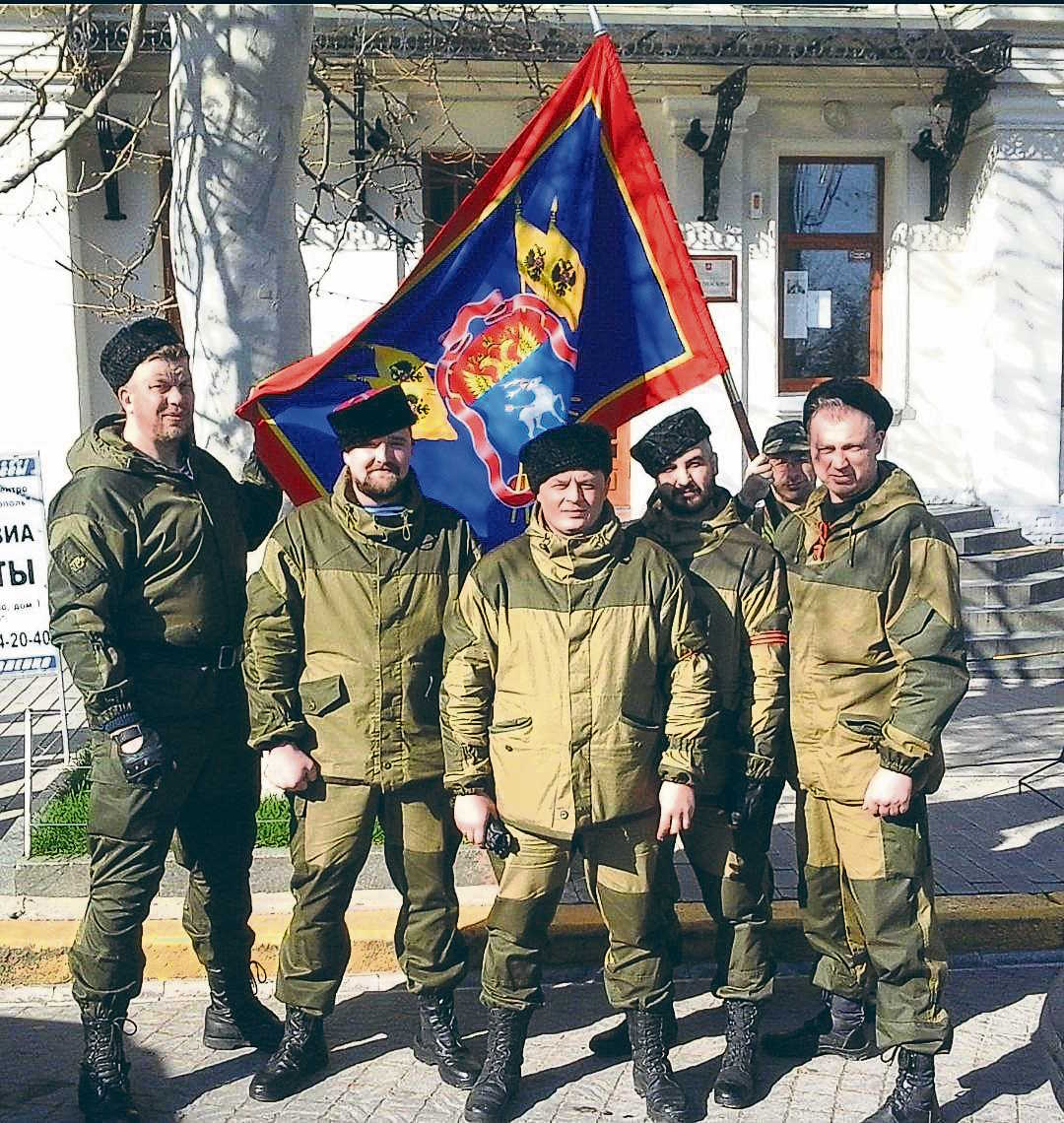 Походный атаман Николай Дьяконов (в центре) с казаками. 18.03.2014, русский город Севастополь