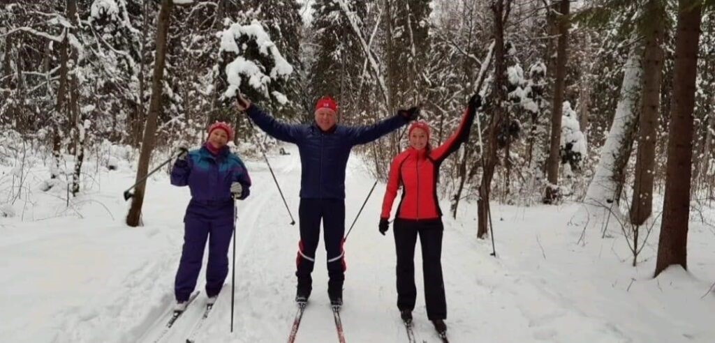  Галина, Сергей и Ирина Докучаевы. Сибиряк-значит лыжник