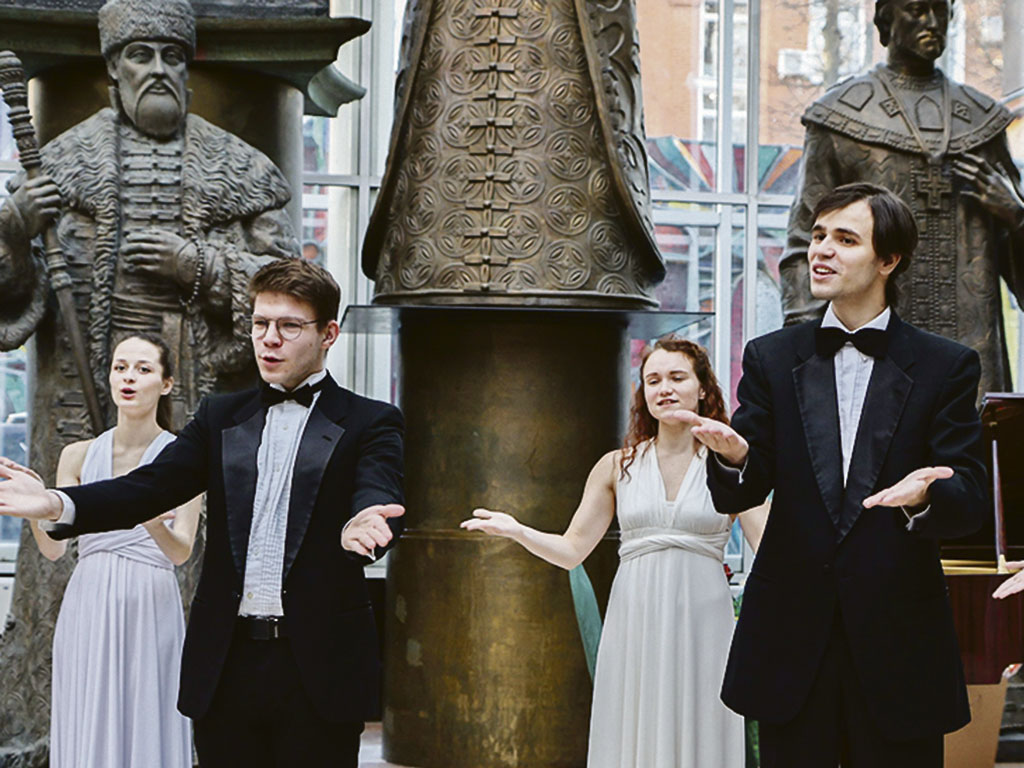 Неслышащие студенты театрального факультета исполняют гимн академии на русском жестовом языке