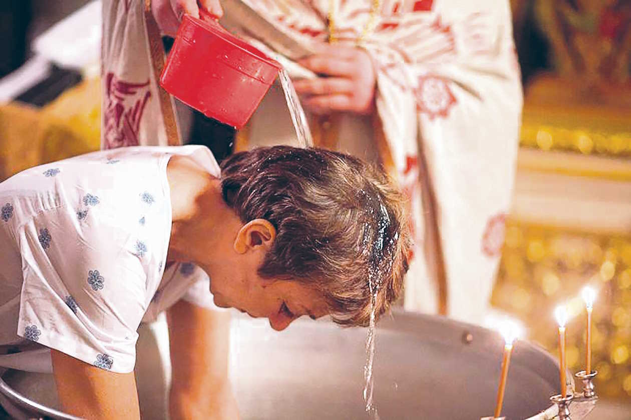 Что нужно в церкви для крещения. Крещение взрослого. Таинство крещения взрослого. Крещение в церкви. Крещение взрослых в храме.