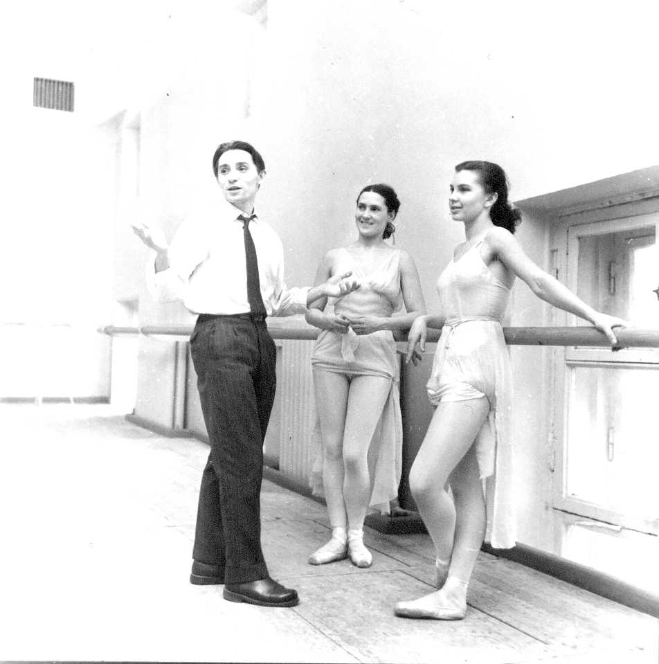 Юрий Григорович и солистки Лесма Чадарайн и Наталья Тоборко, 1959 год. Первая постановка мастера в Большом театре – «Каменный цветок»