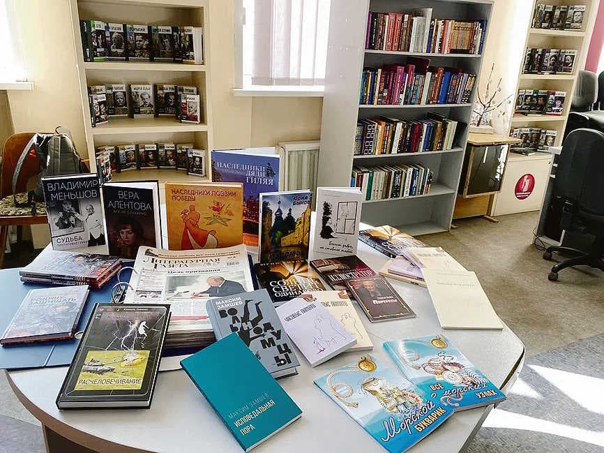 Подшивка номеров «ЛГ» и книги, переданные библиотеке