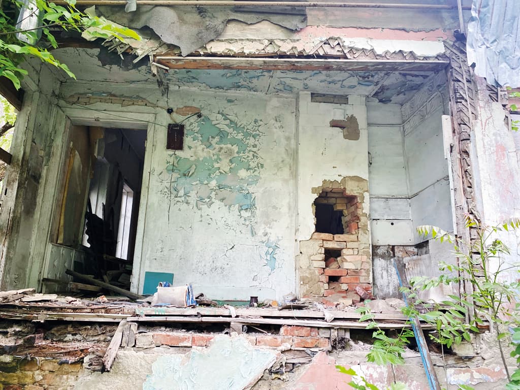 Вид на флигель, на котором установлена мемориальная доска, со двора