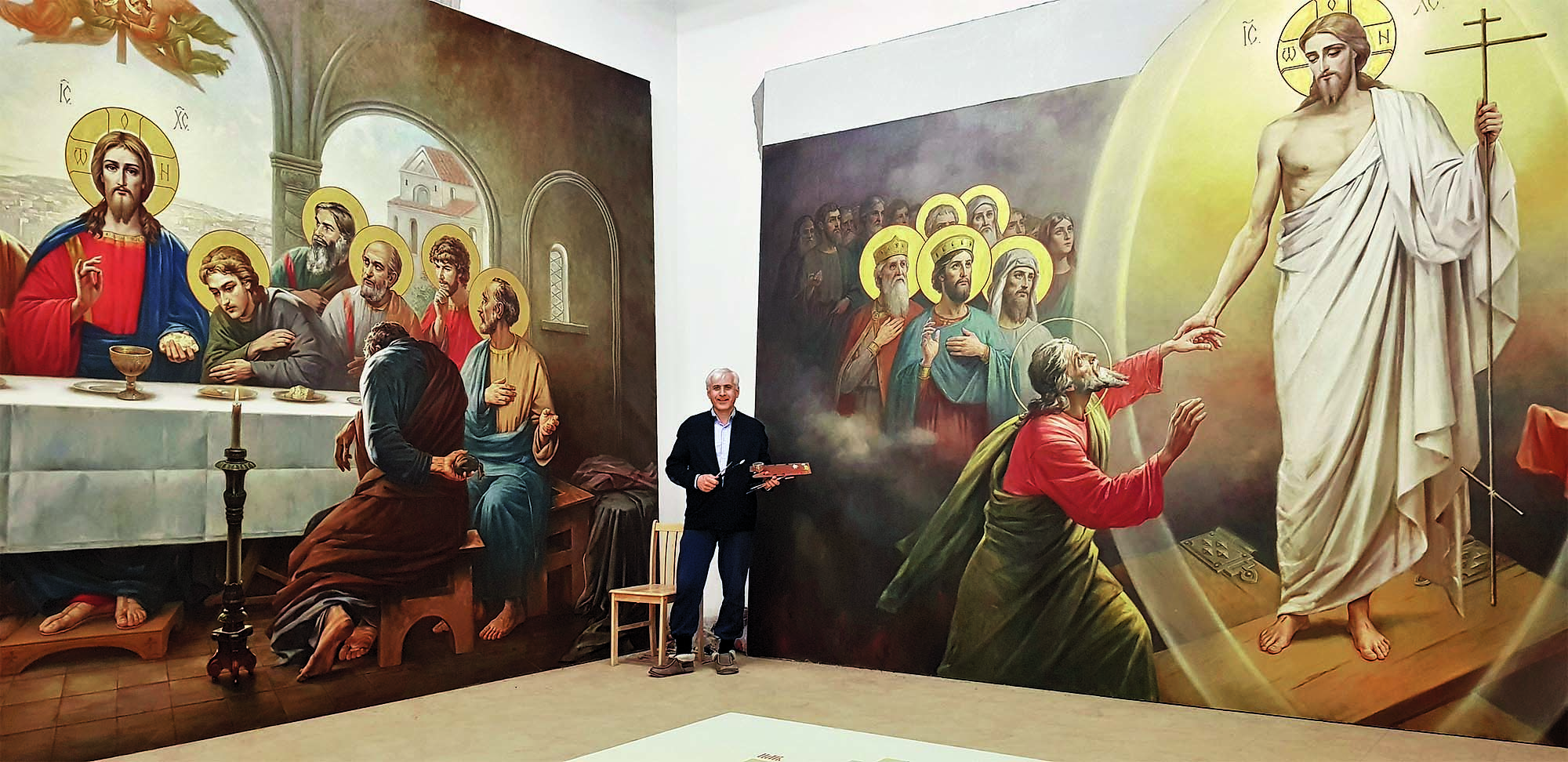 Академик РАХ, народный художник России Василий Нестеренко на фоне своих работ