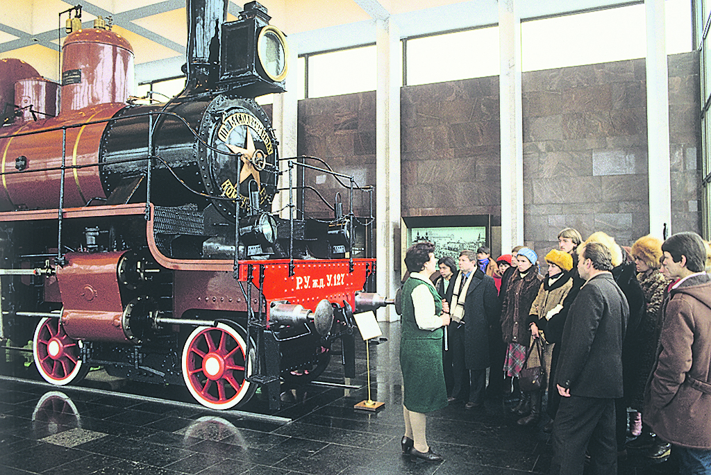 Экскурсия у траурного поезда Ленина в музее-павильоне около Павелецкого вокзала / Ячеслав Рунов / РИА НОВОСТИ