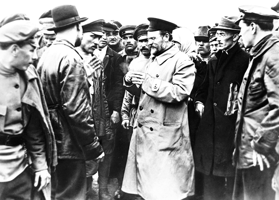 Беседа с рабочими в железнодорожном депо Смоленска / РИА НОВОСТИ