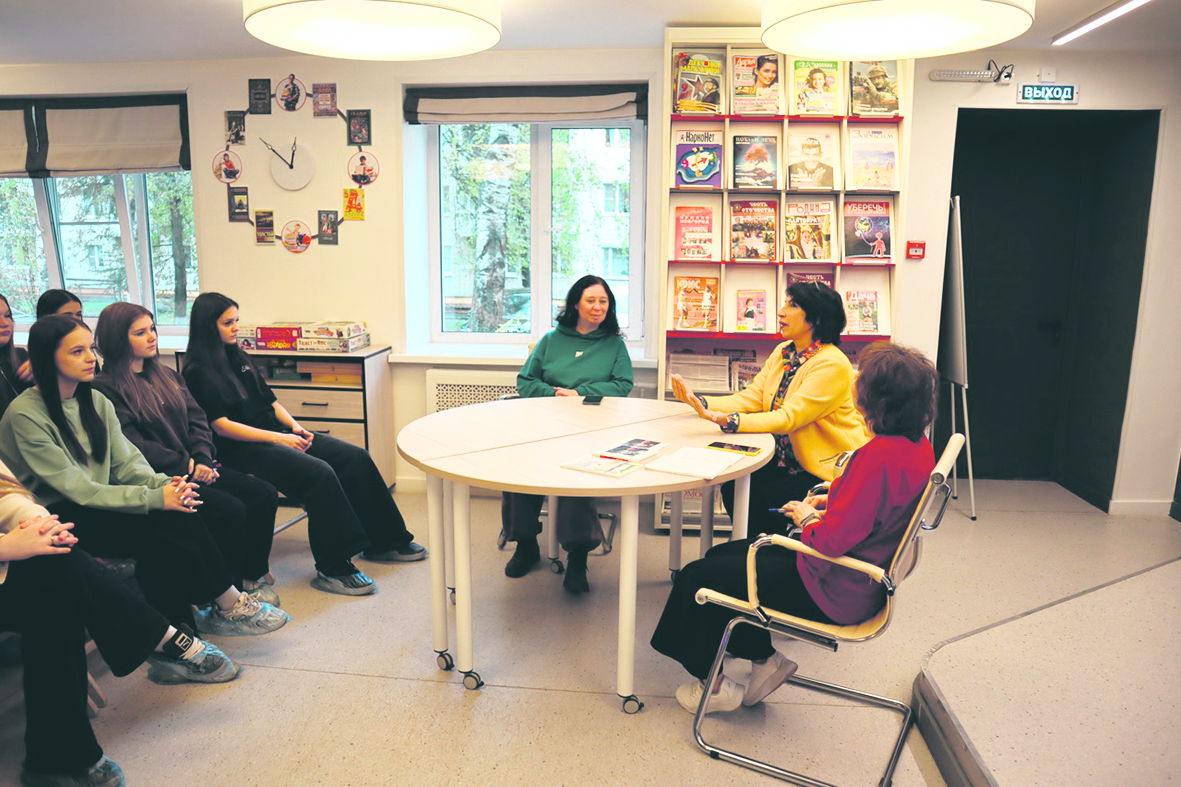 В рамках фестиваля писатели Елена Шумара, Светлана Волкова и Анна Гедымин встретились с любителями художественного слова в юношеской библиотеке г. Павлово