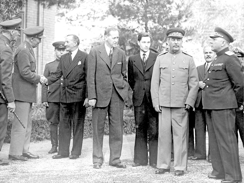 Декабрь 1943‑го, возле посольства СССР в Тегеране (слева направо): неизвестный британский офицер, генерал Джордж К. Маршалл (начальник штаба армии США) пожимает руку Арчибальду Кларку Керру (британский посол в СССР), член делегации США Гарри Л. Гопкинс, переводчик Валентин Бережков, председатель СНК СССР И. В. Сталин, нарком иностранных дел В. М. Молотов, председатель комиссии по вопросам перемирия К. Е. Ворошилов