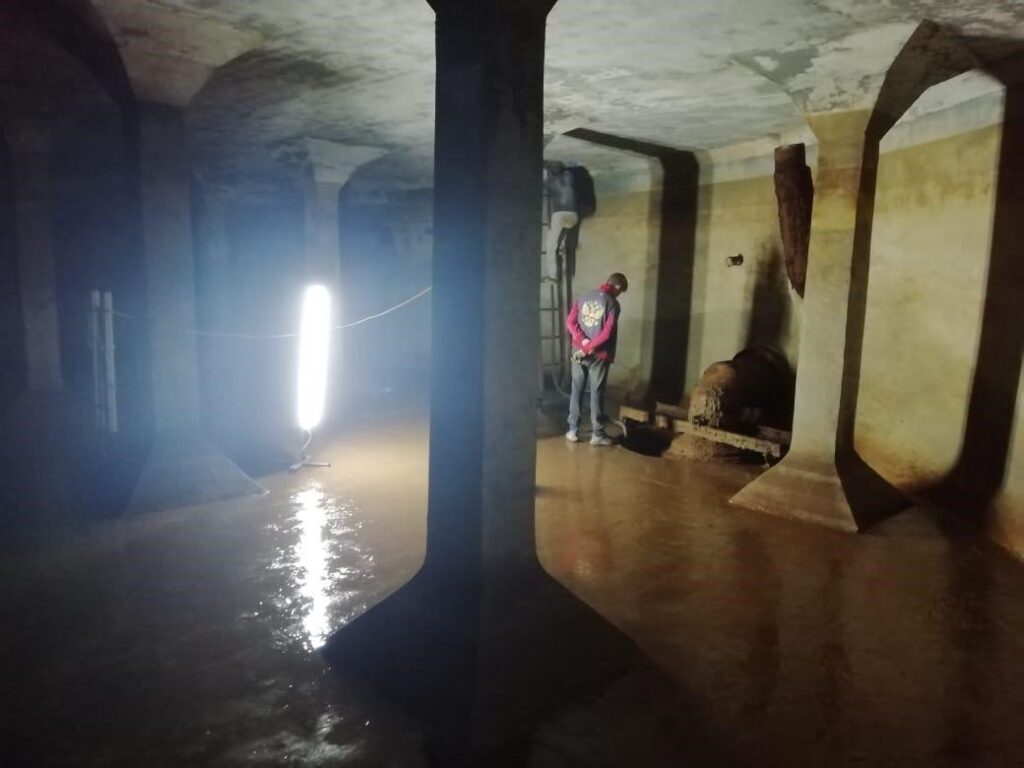 Одна из легенд театра. Наличие подземных озер. На деле это хранилище воды за театром на случае пожара. Снять такое фото возможно только во время чистки помещения, когда вода сливается.