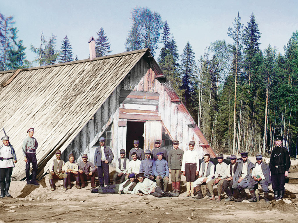 Участвовавшие в строительстве Мурманской  железной дороги австрийские военнопленные около станции Кивач в Петрозаводском уезде, 1915 год