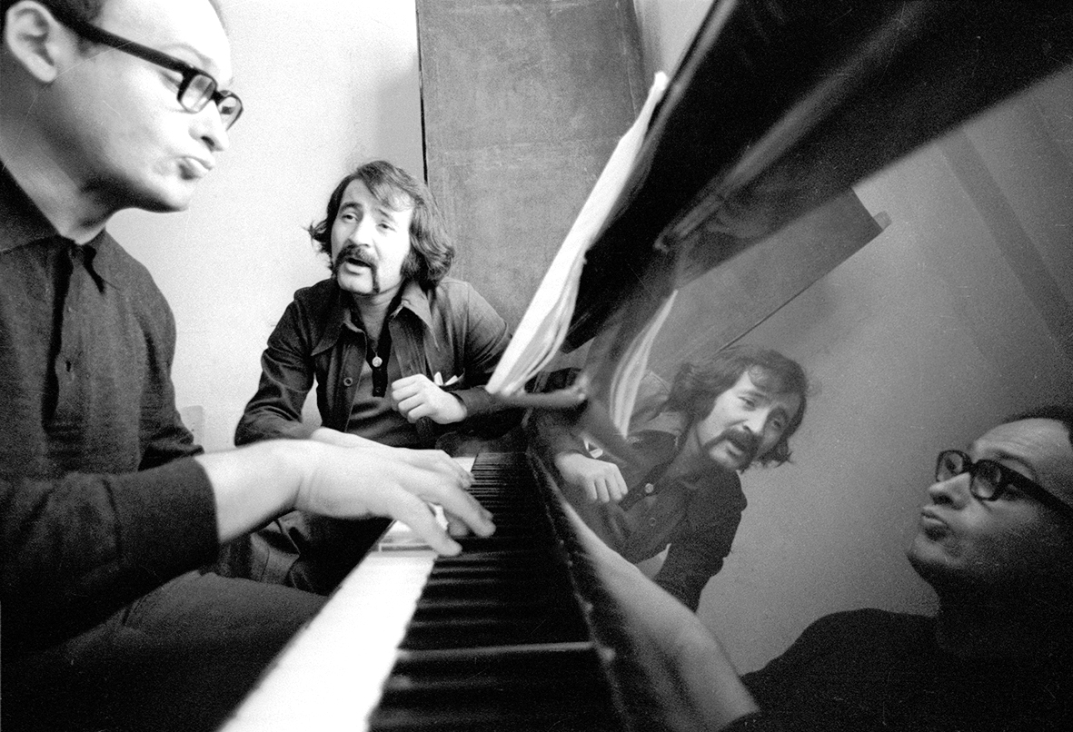 1974 год. Шандор Каллош и узбекский кинорежиссёр Эльёр Ишмухамедов (справа) работают над музыкой к новому фильму. Чернов / РИА новости