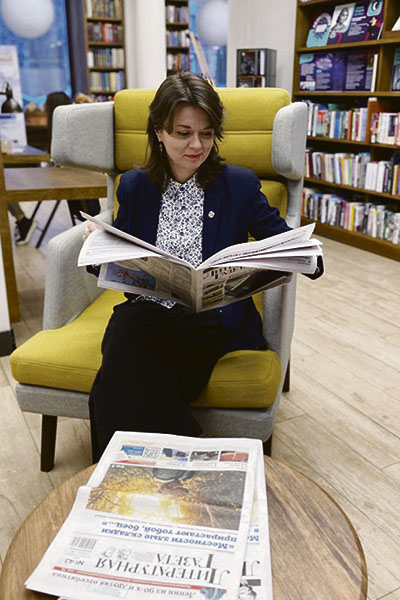 Номера «ЛГ» изучает директор МБУК г.о. Самара «СМИБС» Софья Сыромятникова