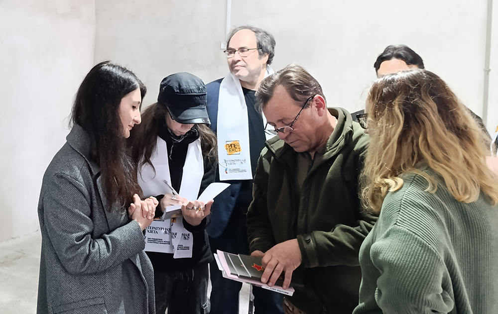 Шаман рассматривает подаренные книги